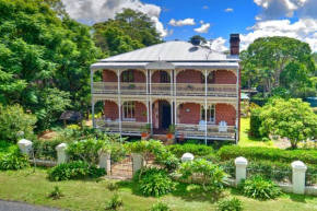 Currawong House Maleny - Georgian Style Manor